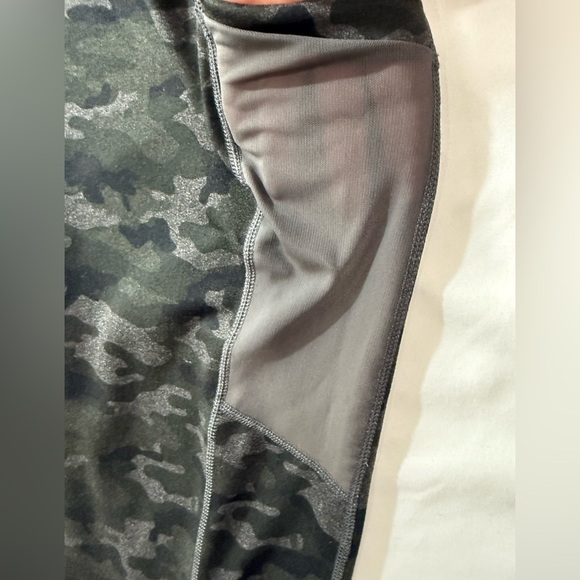 Fabletics Women On The Go PowerHold High Waisted Leggings Pockets Camo Size 2X - Picture 7 of 13